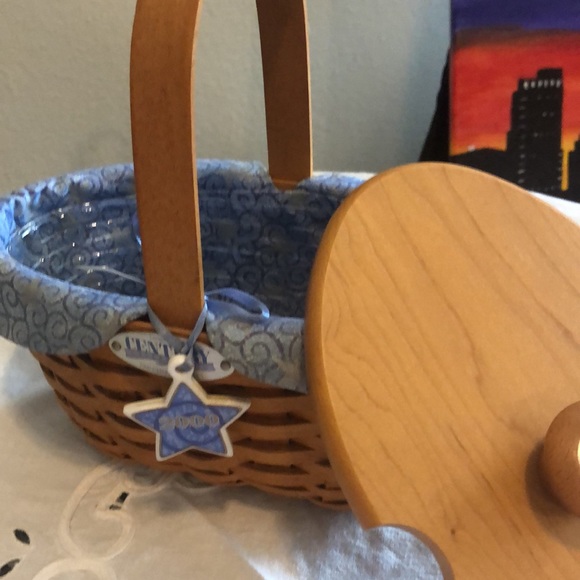 Longaberger 2000 Century basket with lid, blue fabric and plastic liner - Picture 3 of 7